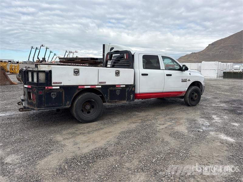 RAM 3500 4x4 Crew Cab Flatbed Truck Tovornjaki s kesonom/platojem