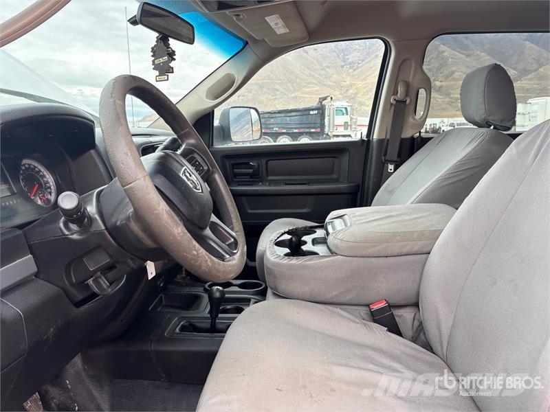 RAM 3500 4x4 Crew Cab Flatbed Truck Tovornjaki s kesonom/platojem
