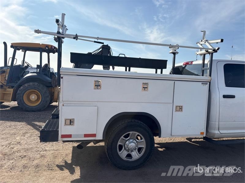 RAM 3500 4x4 Crew Cab Utility Truck Пікапи / Бічне розвантаження