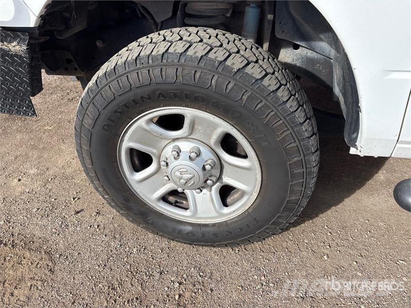RAM 3500 4x4 Crew Cab Pickup 其他