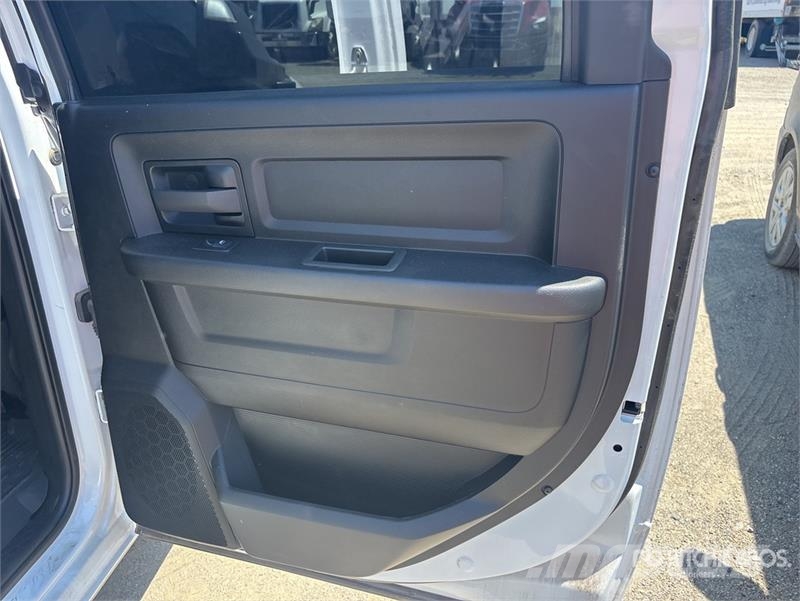 RAM 3500 4x4 Crew Cab Cab and Chassis Cabine si interior