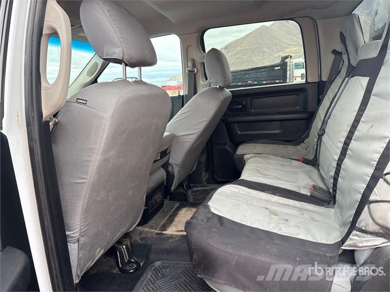 RAM 3500 4x4 Crew Cab Flatbed Truck Tovornjaki s kesonom/platojem