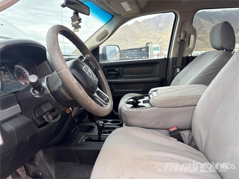 RAM 3500 4x4 Crew Cab Flatbed Truck Tovornjaki s kesonom/platojem