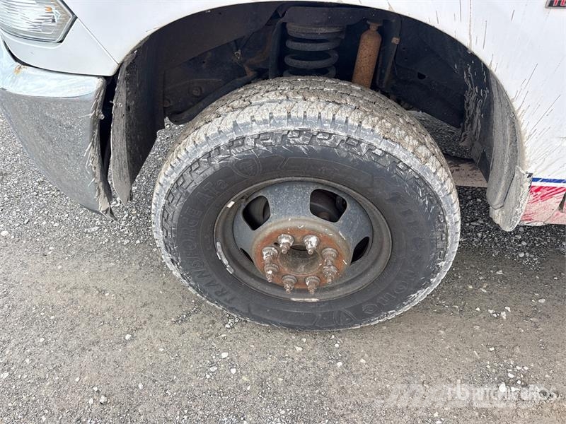 RAM 3500 4x4 Crew Cab Flatbed Truck Tovornjaki s kesonom/platojem