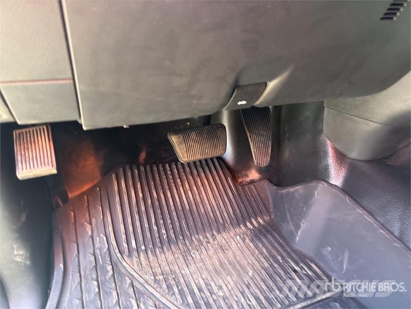 RAM 3500 4x4 Crew Cab Cab and Chassis Cabine si interior