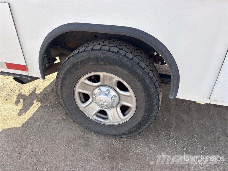 RAM 3500 4x4 Crew Cab Utility Truck Пікапи / Бічне розвантаження