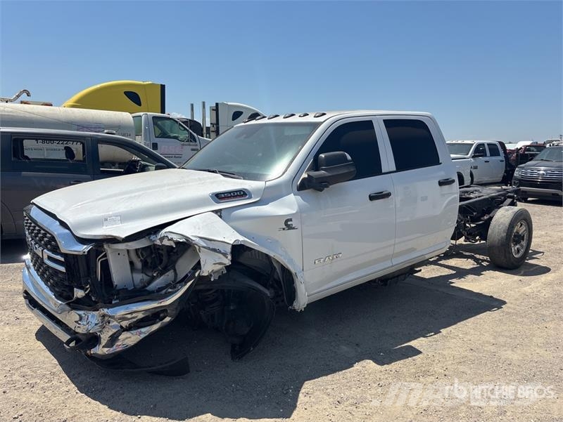 RAM 3500 4x4 Crew Cab Cab and Chassis Cabine si interior