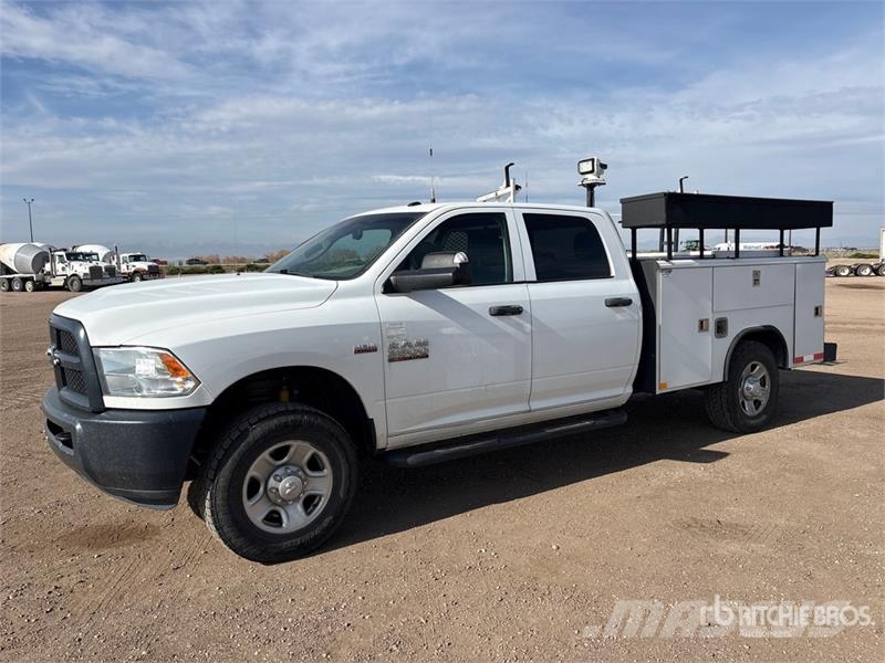 RAM 3500 4x4 Crew Cab Utility Truck Пікапи / Бічне розвантаження