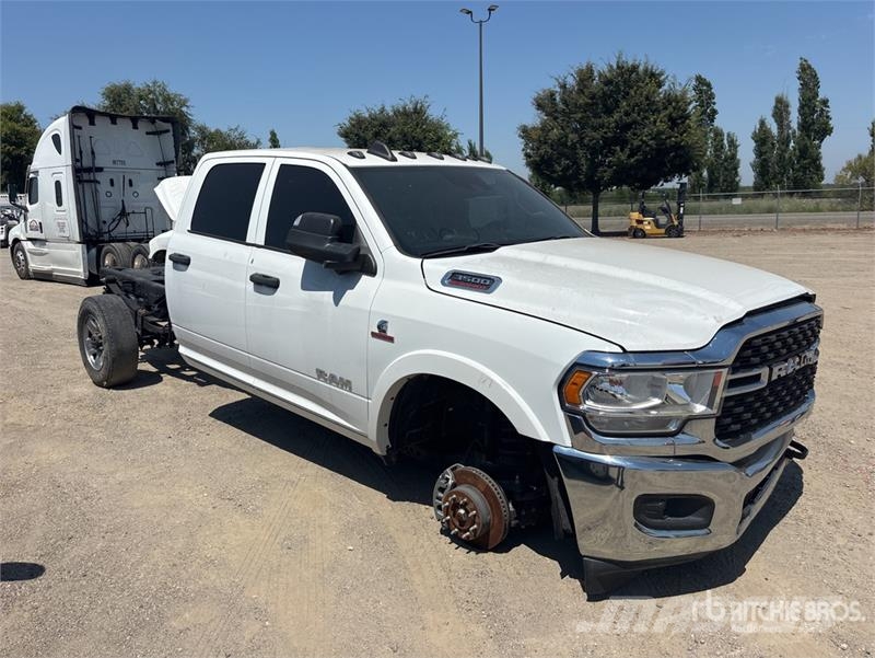 RAM 3500 4x4 Crew Cab Cab and Chassis Cabine si interior