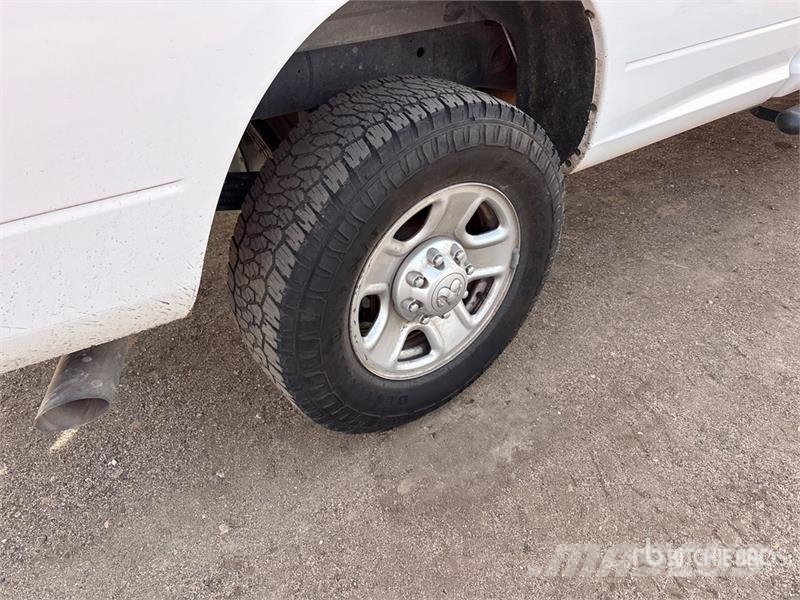 RAM 3500 4x4 Crew Cab Pickup 其他