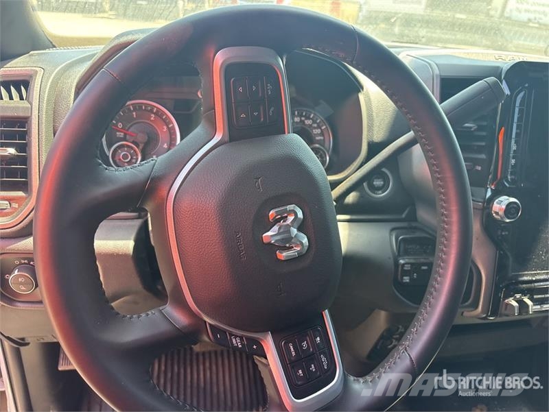 RAM 3500 4x4 Crew Cab Cab and Chassis Cabine si interior