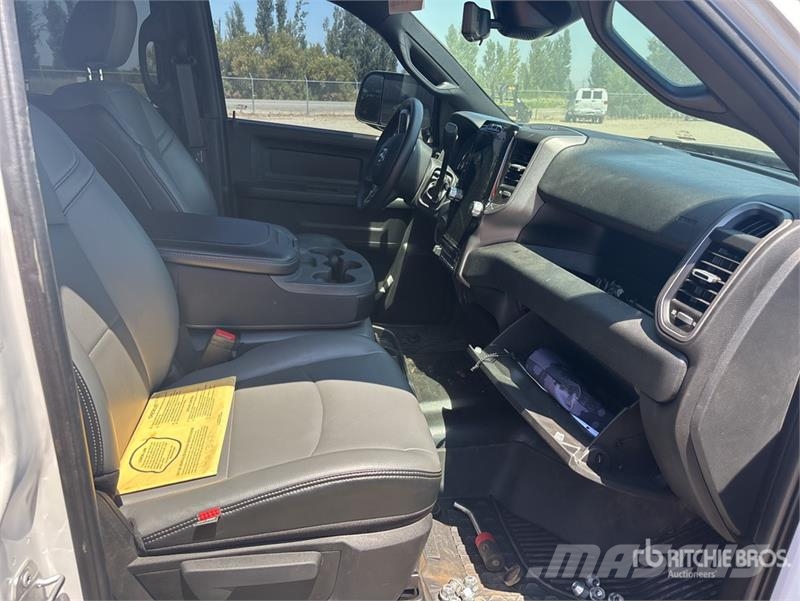 RAM 3500 4x4 Crew Cab Cab and Chassis Cabine si interior