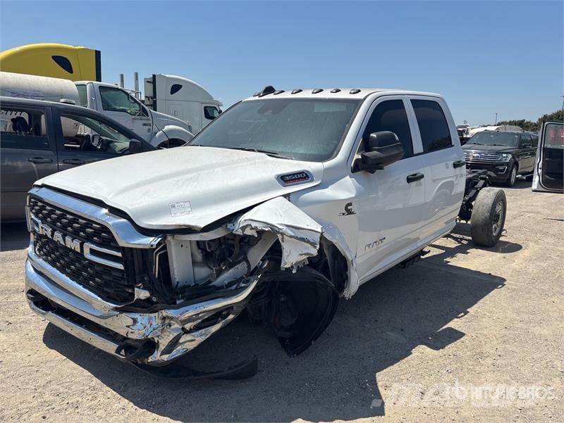 RAM 3500 4x4 Crew Cab Cab and Chassis Cabine si interior