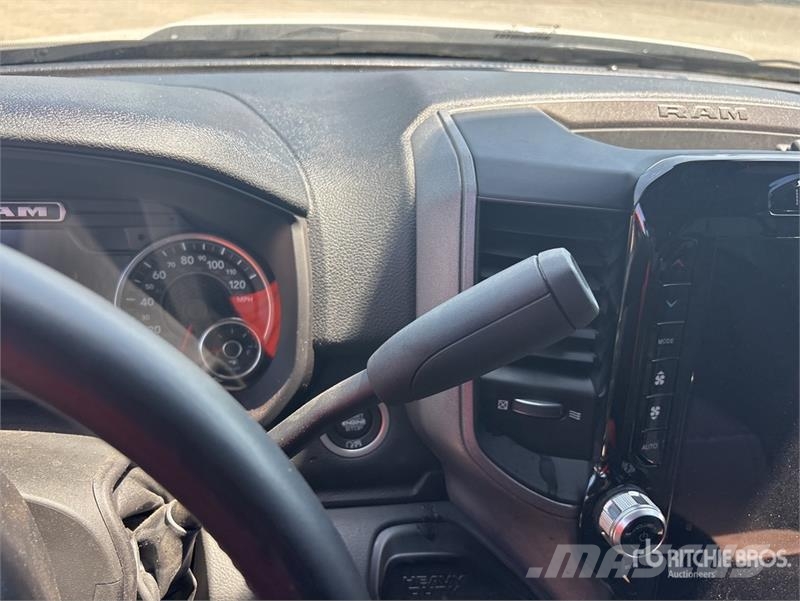 RAM 3500 4x4 Crew Cab Cab and Chassis Cabine si interior