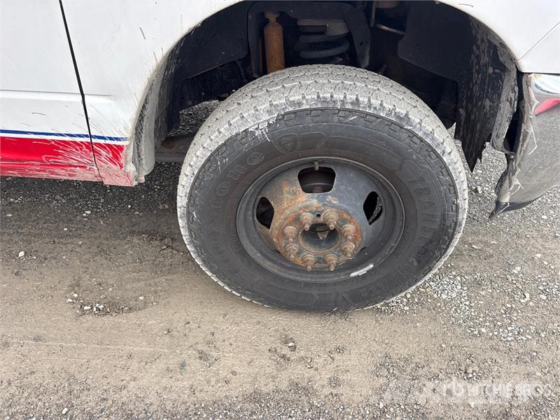 RAM 3500 4x4 Crew Cab Flatbed Truck Tovornjaki s kesonom/platojem