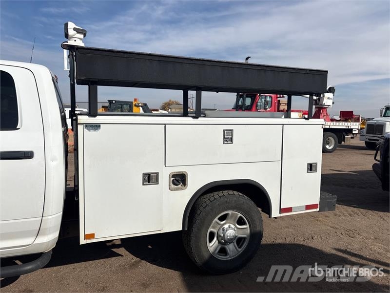 RAM 3500 4x4 Crew Cab Utility Truck Пікапи / Бічне розвантаження
