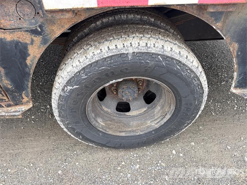 RAM 3500 4x4 Crew Cab Flatbed Truck Tovornjaki s kesonom/platojem