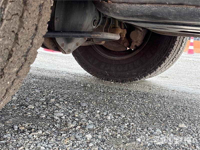 RAM 3500 4x4 Crew Cab Flatbed Truck Tovornjaki s kesonom/platojem