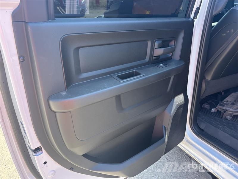 RAM 3500 4x4 Crew Cab Cab and Chassis Cabine si interior