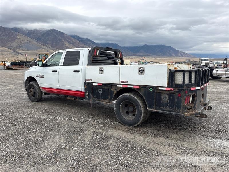 RAM 3500 4x4 Crew Cab Flatbed Truck Tovornjaki s kesonom/platojem