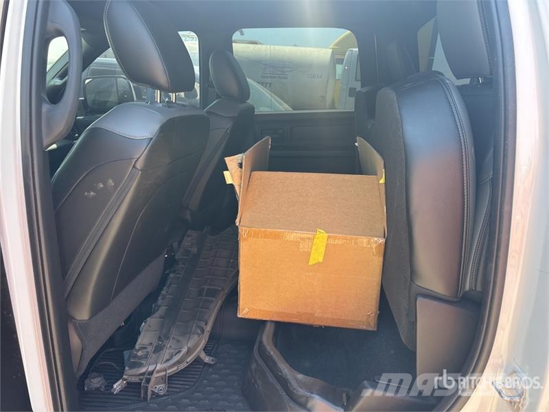 RAM 3500 4x4 Crew Cab Cab and Chassis Cabine si interior