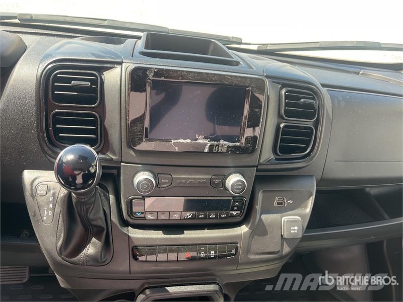 RAM 3500 Promaster Cutaway 4x2 Cab and Chassis Cabine e interni