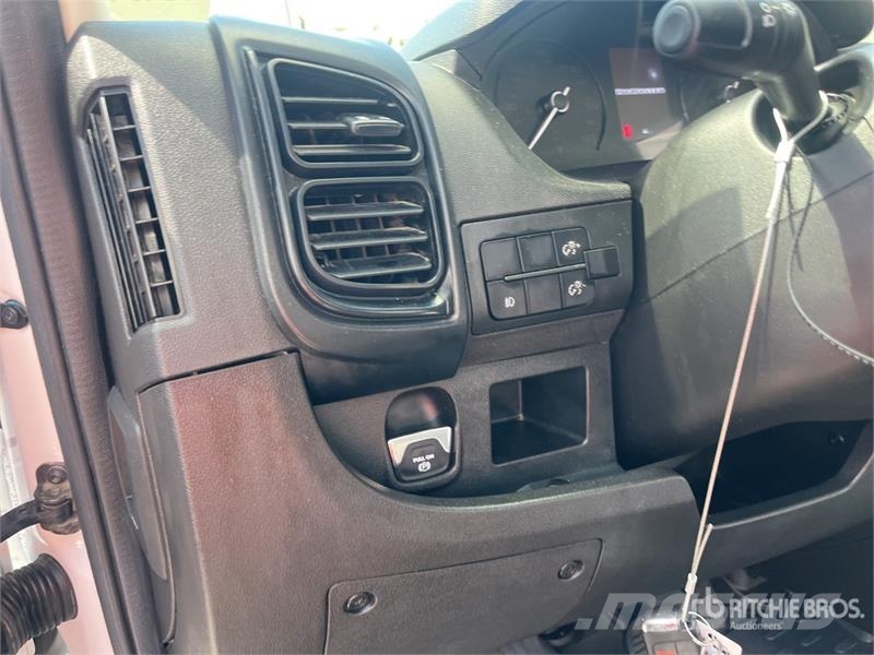 RAM 3500 Promaster Cutaway Road master 4x2 Cab and Cha Cabine e interni