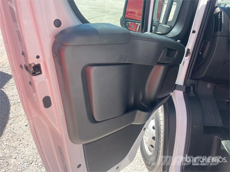 RAM 3500 Promaster Cutaway 4x2 Cab and Chassis Cabine e interni