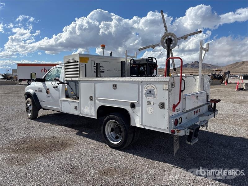 RAM 4500 Caja abierta/laterales abatibles