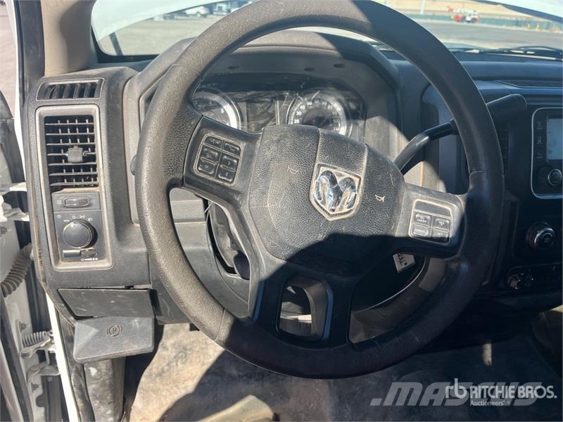 RAM 4500 Vieglais kravas automobilis/izkraušana no sāniem