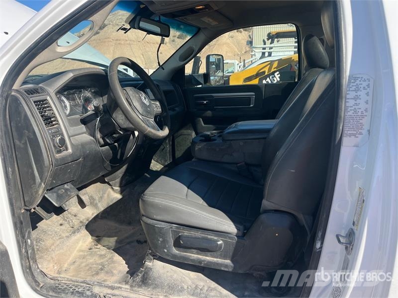 RAM 4500 Vieglais kravas automobilis/izkraušana no sāniem