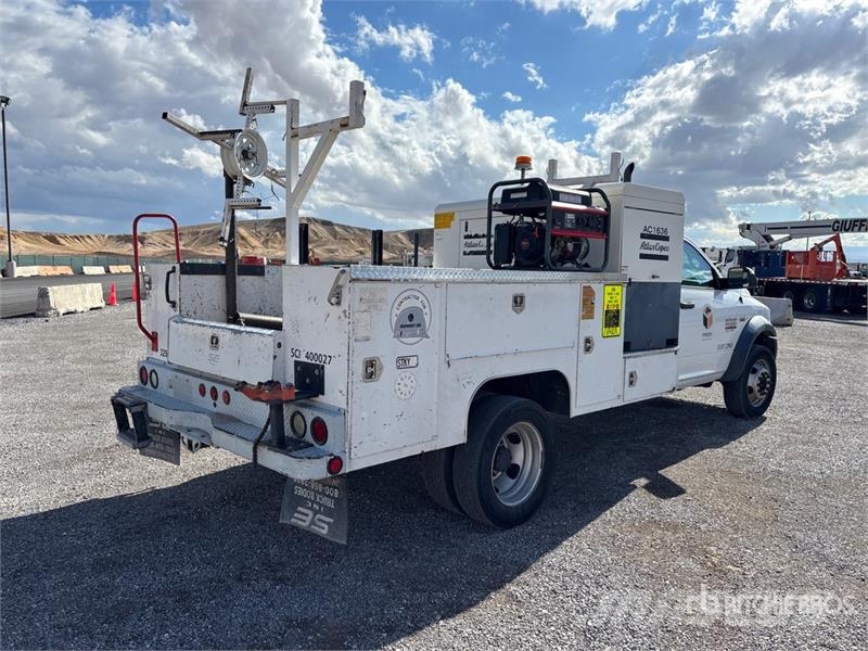RAM 4500 Caja abierta/laterales abatibles