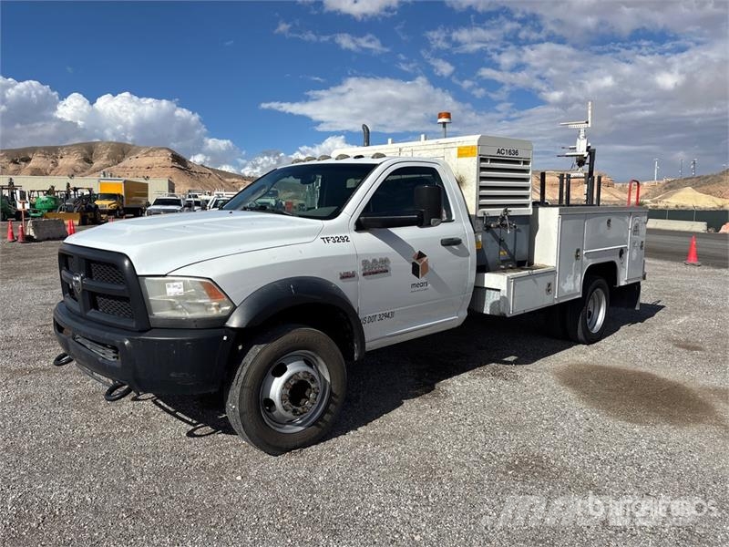 RAM 4500 Caja abierta/laterales abatibles