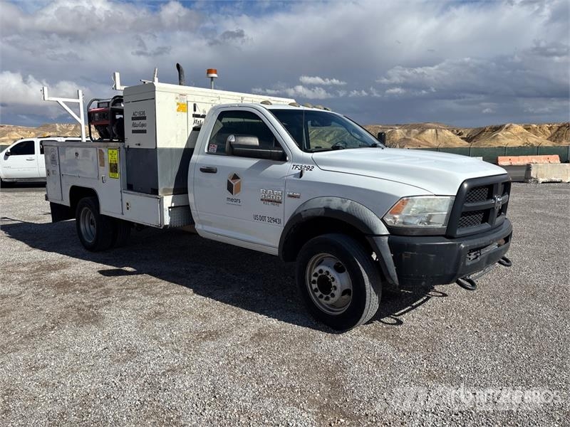 RAM 4500 Caja abierta/laterales abatibles