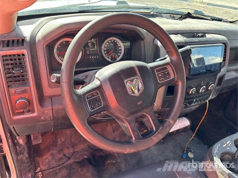 RAM 4500 Caja abierta/laterales abatibles