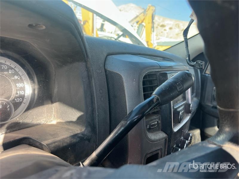 RAM 4500 Vieglais kravas automobilis/izkraušana no sāniem