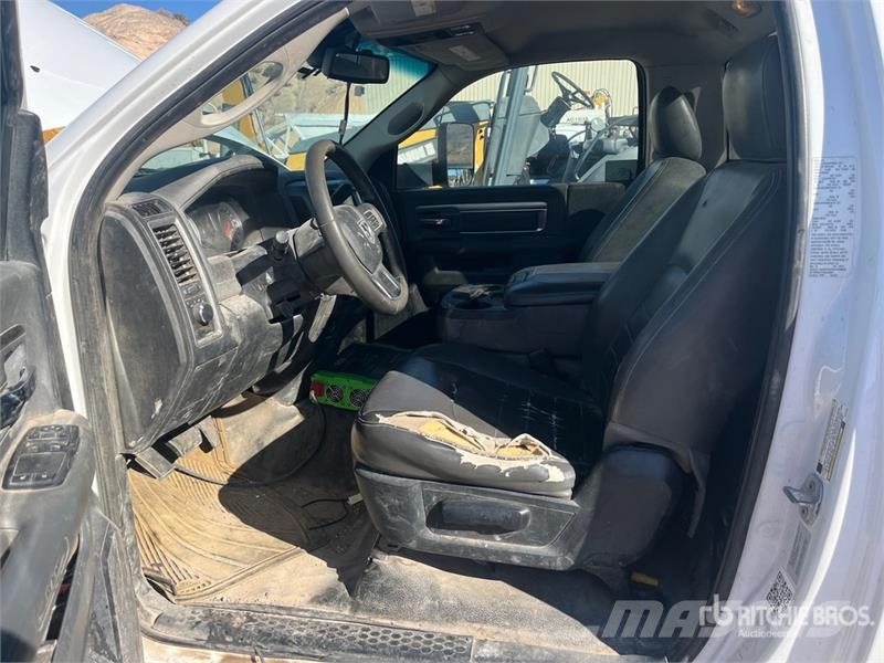 RAM 4500 Vieglais kravas automobilis/izkraušana no sāniem