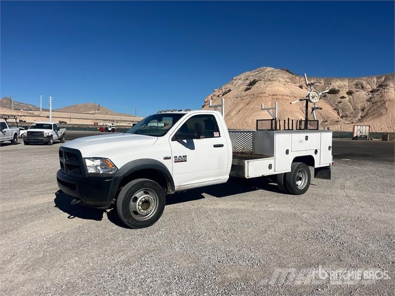 RAM 4500 Vieglais kravas automobilis/izkraušana no sāniem