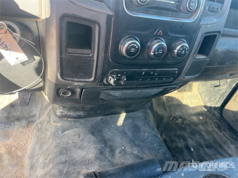 RAM 4500 Vieglais kravas automobilis/izkraušana no sāniem