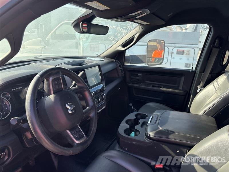RAM 5500 Pritschenwagen/Pritschenwagen mit Seitenklappe