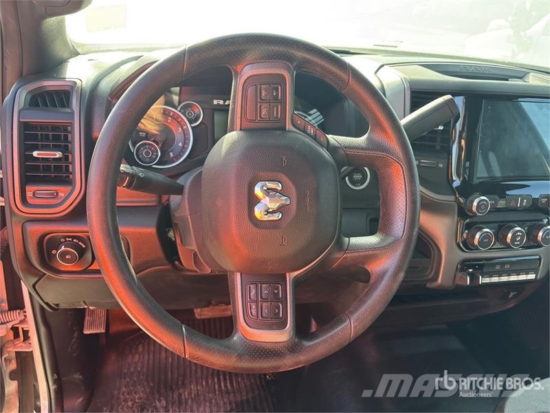 RAM 5500 Pritschenwagen/Pritschenwagen mit Seitenklappe