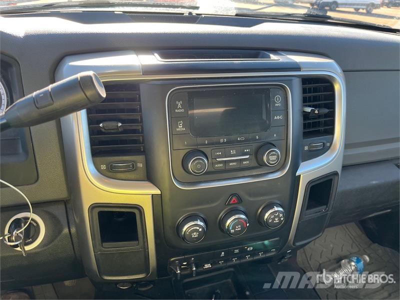 RAM 5500 4x4 Moving Van Truck Umpikorikuorma-autot
