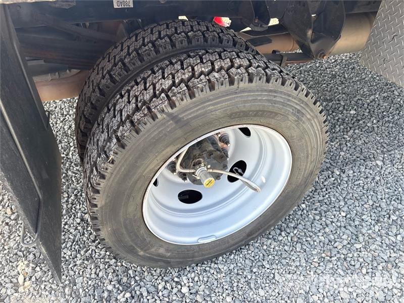 RAM 5500HD Tovornjaki s kesonom/platojem