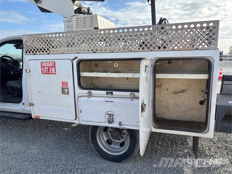 RAM on Ram 4500 4x4 Bucket Truck Ant vilkikų montuojamos kėlimo platformos