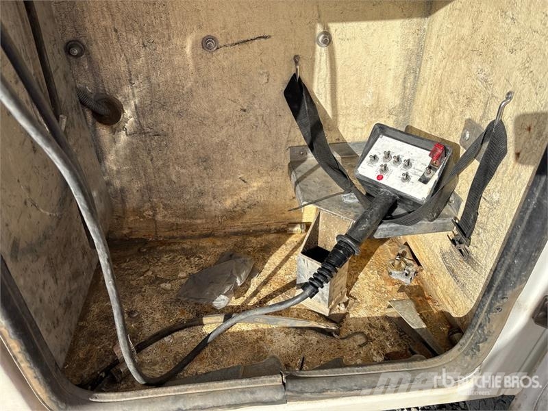 RAM on Ram 4500 4x4 Bucket Truck Ant vilkikų montuojamos kėlimo platformos