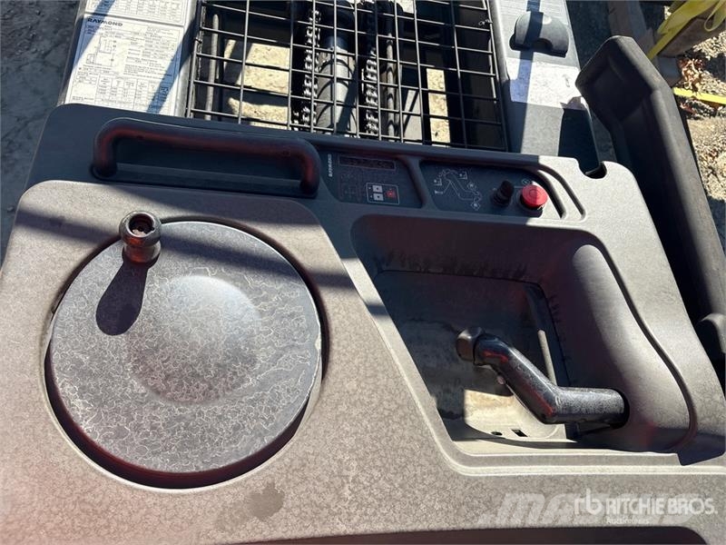 Raymond 1125 lb Order Picker Електронавантажувачі