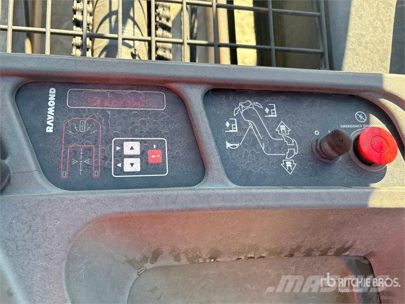 Raymond 1125 lb Order Picker Електронавантажувачі