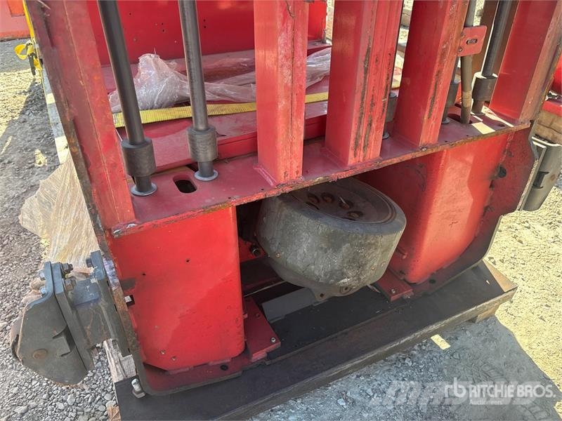 Raymond 560-OPC30TT 1125 lb Order Picker Préparateur de commande moyenne levée