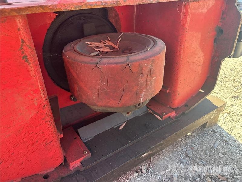 Raymond 560-OPC30TT 1125 lb Order Picker Préparateur de commande moyenne levée