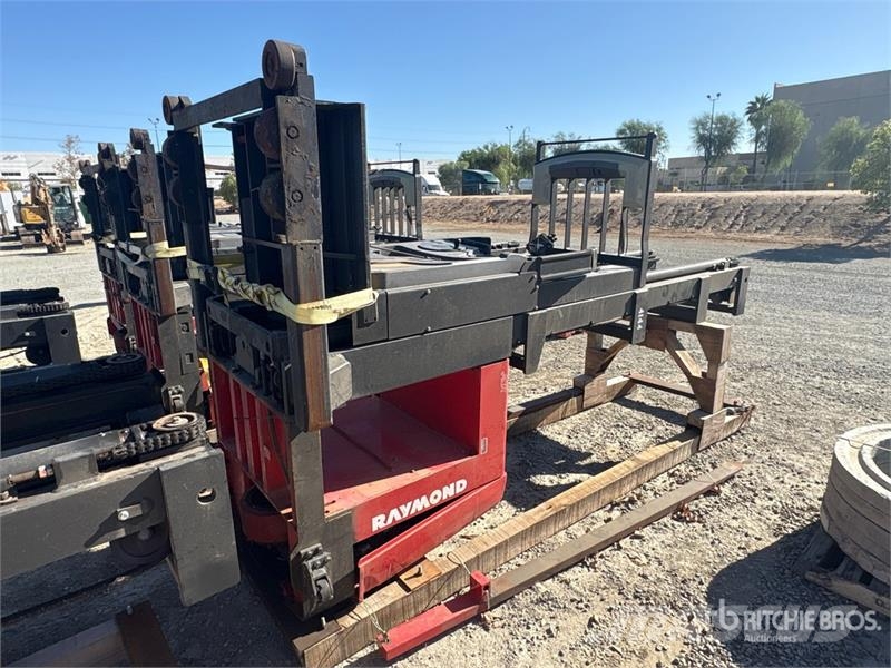 Raymond 560-OPC30TT 1125 lb Order Picker Préparateur de commande moyenne levée